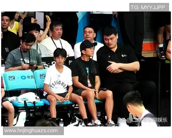 足球明星与姚明同框合影展现体育巨星魅力与友谊的精彩瞬间 足球明星与姚明同框合影展现体育巨星魅力与友谊的精彩瞬间